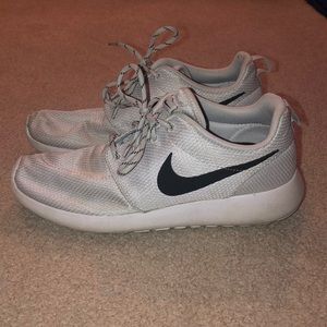 Grey and white Nike Roshe shoes. Sz 9.5